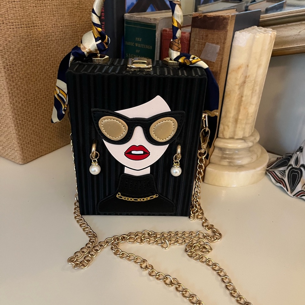 Stylish Women's Handbag with Graphic Design - Picture 5 of 9